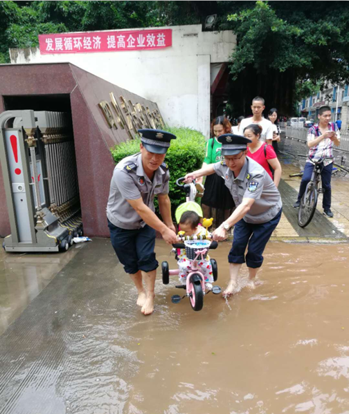保安队员护送小孩路过积水路面.png 保安队员护送小孩路过积水路面.png