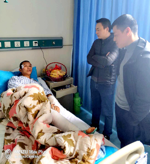 看望受伤员工.jpg 看望受伤员工.jpg