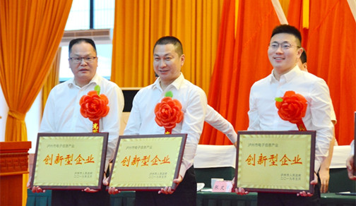 领取(中)奖牌.jpg 领取(中)奖牌.jpg