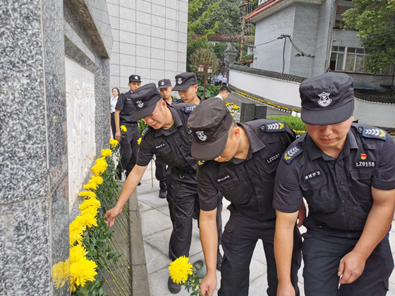 敬献鲜花.jpg